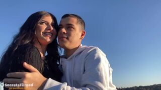 Tüzes tinder kishölgy a parkban, aki nem törődik semmivel