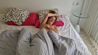 Ellenállhatatlan krapek megbassza a haver feleségét, miután az lelépett, és pov videót készít neki