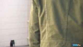 Kisbusás kéjnő keféli magát idegennel nyilvános vécében