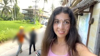 Aranyos tinédzser nőci nyaldossa a hamburgerét az arcára fröccsent ondó közben közkifőzdében