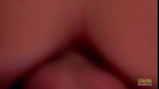 Angyali szárnyú kiscsaj szétrúgja magát műfasszal, aztán szexelik szűk seggnyílását