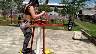 Fullos tinédzser megvalósítja fantáziáját egy nyilvános wc-ben történő dugással