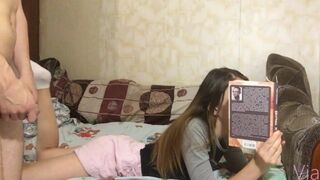 Megvárta, amíg leteszi a könyvet és megdugta – Via Hub