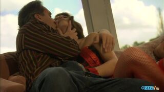 Forróság a kanapén – parázs hancúr a fekete hajú milf-fel