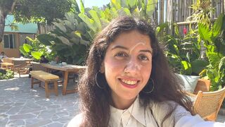 Arcra facsorgás nyilvános kávézóban – ebédel ondó borítékban!