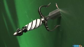 Szöszi vámpír lány megosztja a kettő farkát egy másik lánnyal