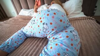 Nyitott ajtónál pornót nézve csábítja a nevelő apját a kicsike kéjhölgy lánya