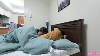 Ázsiai milfet ébreszt és megbassza a csávója a takaró alatt 2024!