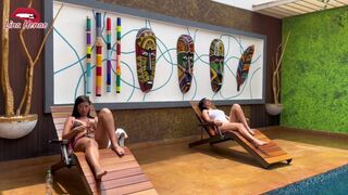 Spriccelek a nyilvános medencében egy napozó fiatalasszony mellett