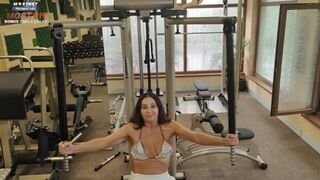 Tetszetős nevelő anya megbassza a fiút edzés után a mosókonyhában