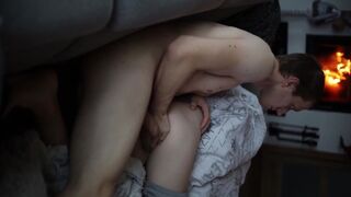 Világos Szőke tinédzser beleélvezést kap karanténban, óvszer nélkül