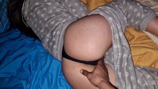 Szexy és kanós brit koleszos csajszi a házamban, és rajtakapom, ahogy fekszik