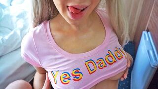 Édes mostohalányom leszopja a farkam, miközben dolgozom - forró lövellés a torkába