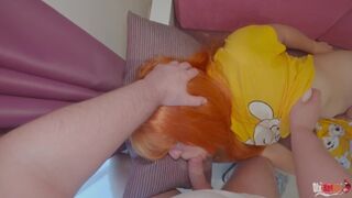 Mostohaanya váratlanul kapja a nevelő fia faszát a szájába, majd a valagába élvez a kanapén