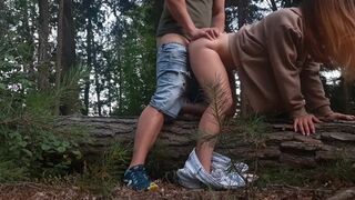 Egy idegen megbassza kutyapózban, miután leszoptam az erdőben