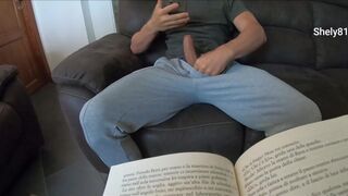 Szemtelen nevelő fia! amíg a nevelő anya olvas, ő pornót néz és veri a farkát