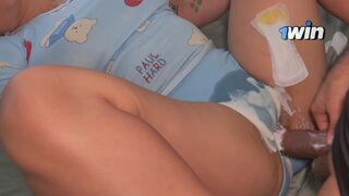 Titkos döngölés a haver barátnőjével perverz cuni dörzsölés közben és forró lövellés a bugyiba