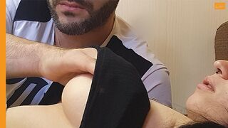 Erőszakos remegő orgazmus a mellbimbó játékból