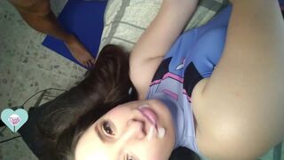 Orálozza a lüktető faszt, hogy telelövi az arcát