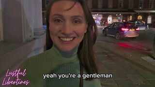 Korosodó házas milf kétségbeesetten csalt és kérte, hogy beleélvezzek a szőrös brit puncijába