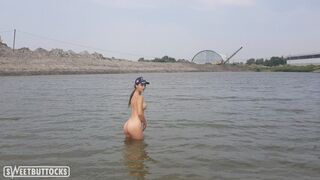 Meztelenül fürdik a folyóban és a parton peckezik