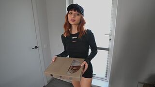 Szép diáklány futár megette a pizzámat és megbasztam a szűk punciját