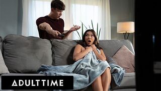 Adult Time csinos kalandja - Kimmy Kimm maszturbáláson kapva, de nem tud ellenállni a kolosszális farknak