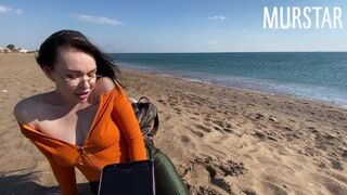 A lotyó felhevült az interaktív játéktól és szopott a strandon