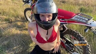 Mutatós motoros leányzó orálozza a motorost az enduro mezőn