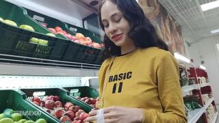 Meghívok egy idegen nőcit a piacról, és vad kúrás lesz belőle