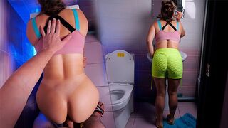Kurva tökéletes seggel gyöngéden megbasszák a wc-ben!