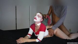 Harley quinn keményen leszopja a nagy pöcst és lovagol rajta beleélvezésig éjszakai változatban
