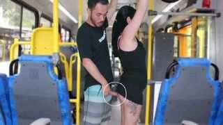 Öreg csávó dörzsöli és kiveri a barnára a buszon, amíg el nem élvez