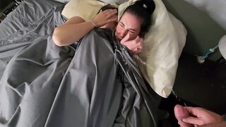 Kettő kicsike tőgyes fekete hajú lányra pisil az ágyban majd pisi áztatta bugyijukban csókolóznak