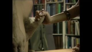 Arcra ülő dominatrix öklözi a rabszolga kufferjét miközben megdugja