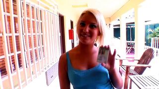 Mickenzie Moore szöszi főiskolás csajként leszopja és lovagolja a vastag hímtagot