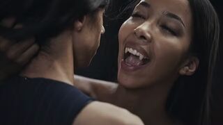 Ebony Vampire Mistress Lia Lin elcsábít egy spanyol gigantikus kannás fiatal pipit a Vampired durva domina játékában