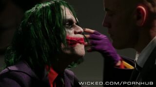 Fiatal szöszi Supergirl kedveli a vad szexet a Wicked csatornán Derrick Pierce és Johnny Sins társaságában