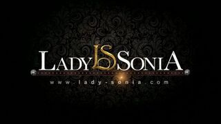 Lady Sonia megmutatja a brit MILF csábítását egy tinédzser kiscsaj előtt kötözős jelenetben