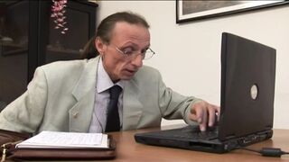 Kéjnő MILF titkárnő orálozza ki a mocskos főnökét