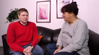 Vörös hajú milf méretes mellekkel cumizza a bájdorongot és hagyja hogy keményen megdugják