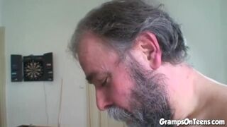 Tinédzser vörös csajszika orálozza és lovagol a nagypapa pöcsén
