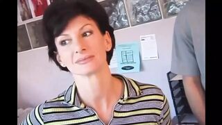 Sharon Mitchell feleségként cumizza és segglyukba veszi Mark Wood farkát retro stílusban