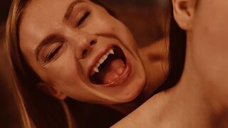 Szöszi Vámpír Nancy Ace Uralja Matty Milát a Vampired Csatornán - Bűbájos Lezbi Jelenet Vörös Harapásokkal