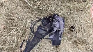Gigászi popsikás idősödő nő orálozza a paraszt farkát a disznóólban