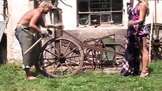 Szöszi milf a szabadban leszopja a pasiját és hagyja hogy keményen megdugja