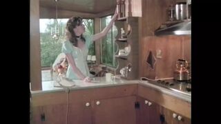 Lollipop Cream 3. részben John Holmes gigászi farkát leszopja a spiné retro stílusban