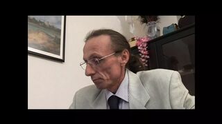 Vörös öreg nő orbitális cerkát nyel le mélytorokkal amatőrben