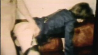 Retro csoportos cumizás tehetséges és kéjsóvár fehér és fekete lányokkal