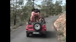 Vivian Schmitt Magda Polak és Asia Blondi dús mellű MILF-ek csoportos dugása a jeepen